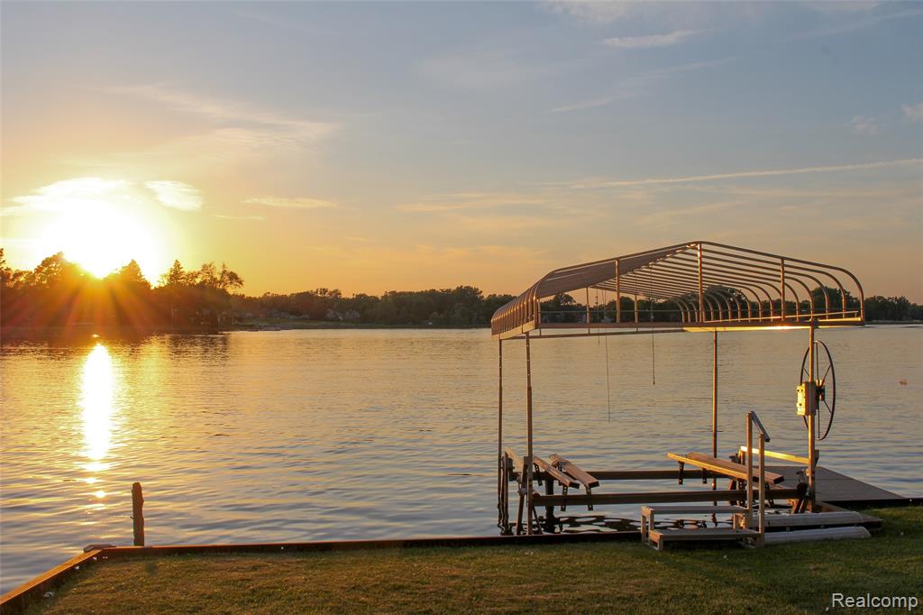 952 Wyman Drive, Waterford, MI 48328 — Photo 3