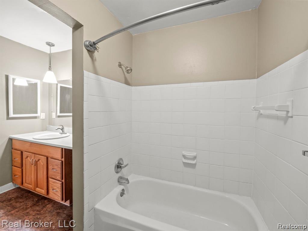 4905 Crooks Road, Royal Oak, MI 48073 — Photo 15