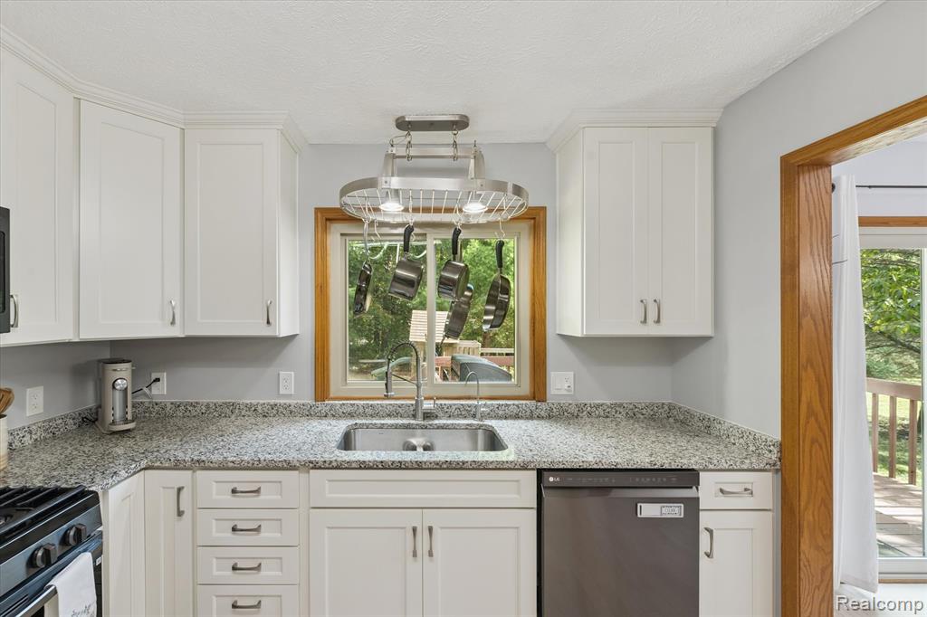 13399 Jennifer Drive, Perry, MI 48872 — Photo 10