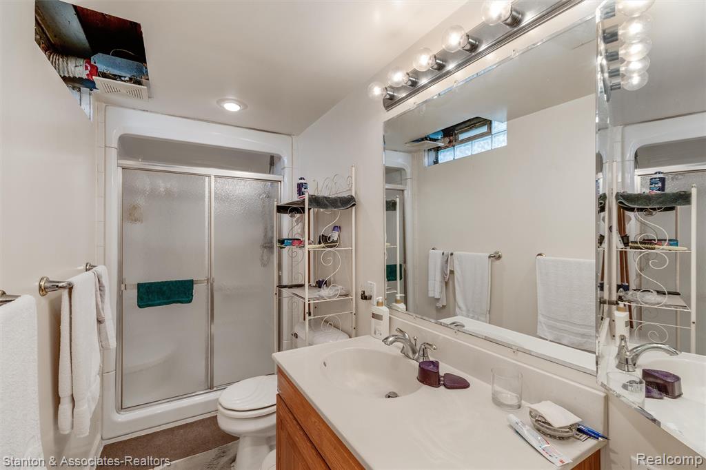 917 E Farnum Avenue, Madison Heights, MI 48071 — Photo 12