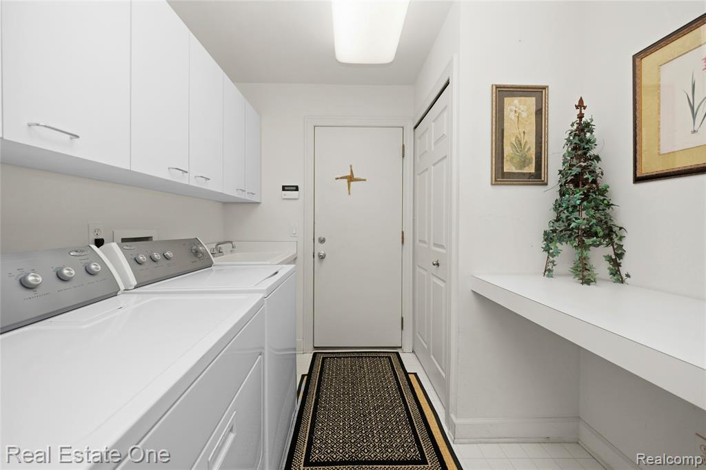 7026 Daventry Woods Drive, West Bloomfield, MI — Photo 19
