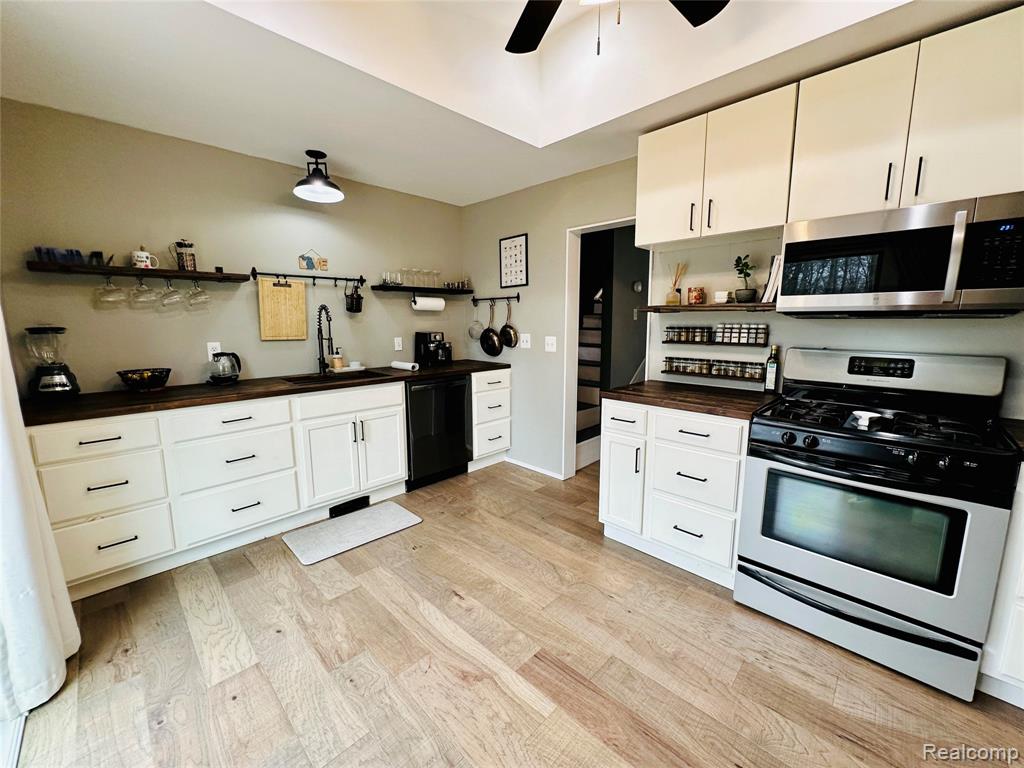 3584 Ashview Street, West Bloomfield, MI 48324 — Photo 10