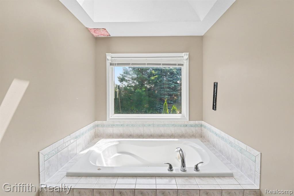 7055 Augustine Court, Fenton, MI 48430 — Photo 12