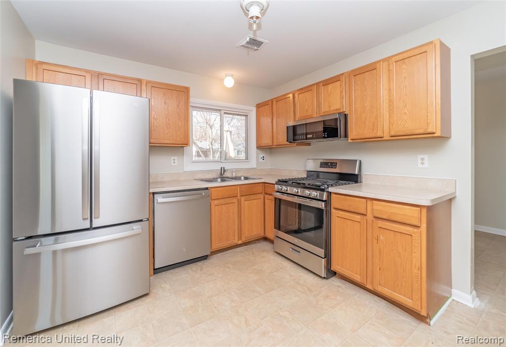 945 N Commerce Road, Commerce Twp, MI 48382 — Photo 13