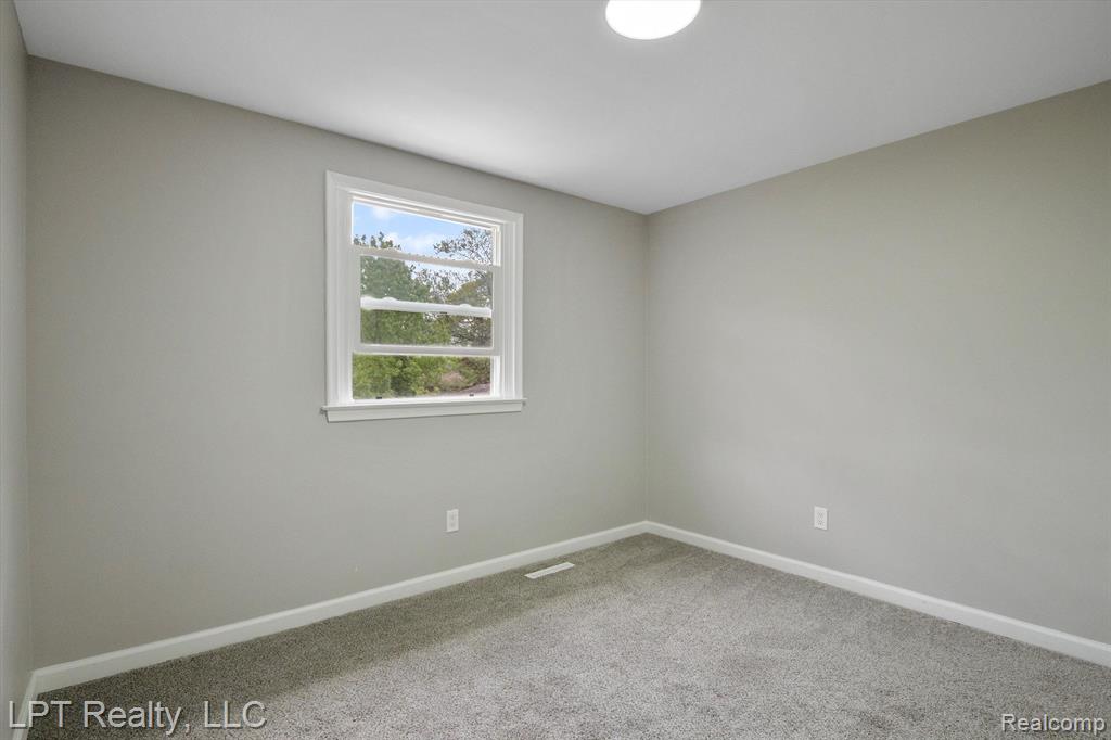 18441 ROSELAND Boulevard, Lathrup Village, MI 48076 — Photo 32