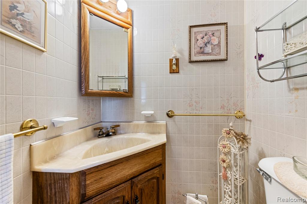 18676 Vreeland Road, Woodhaven, MI 48183 — Photo 17