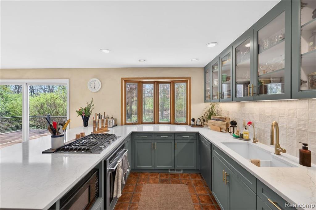 7025 Cedarbank Drive, West Bloomfield, MI 48324 — Photo 10