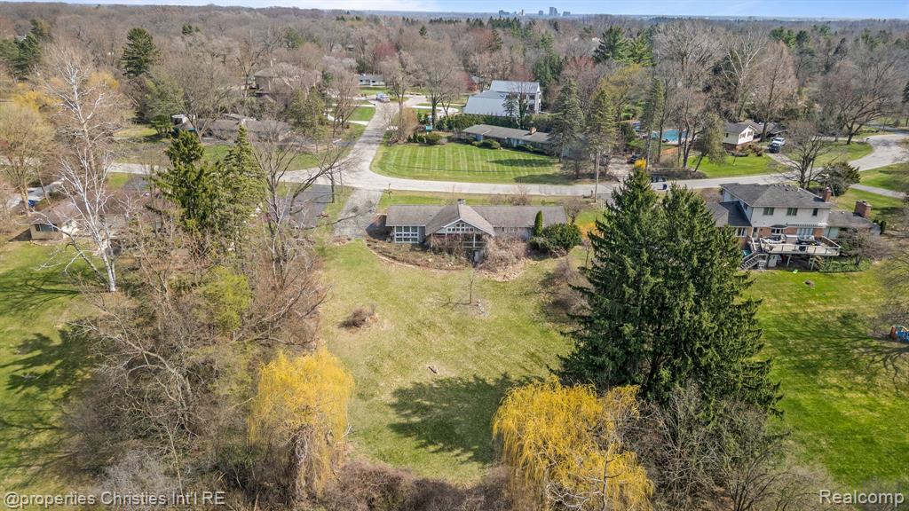 6940 Castle Drive, Bloomfield Hills, MI 48301 — front exterior