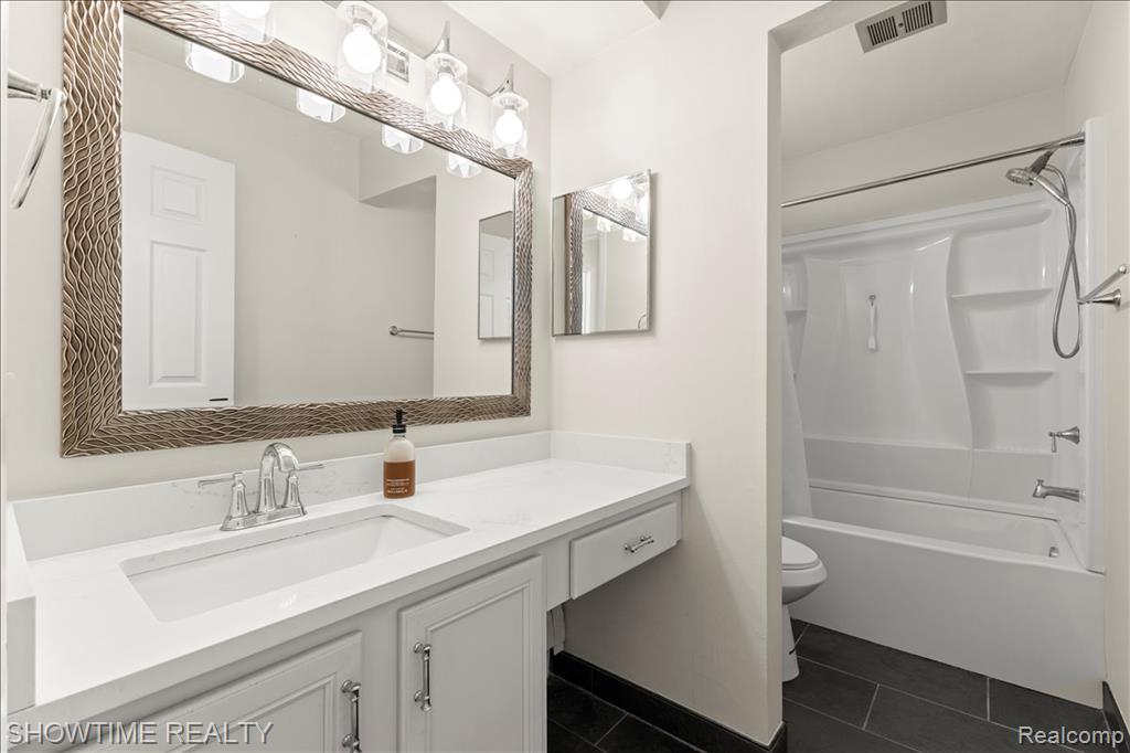 2425 Torquay Avenue, 101, Royal Oak, MI 48073 — Photo 16