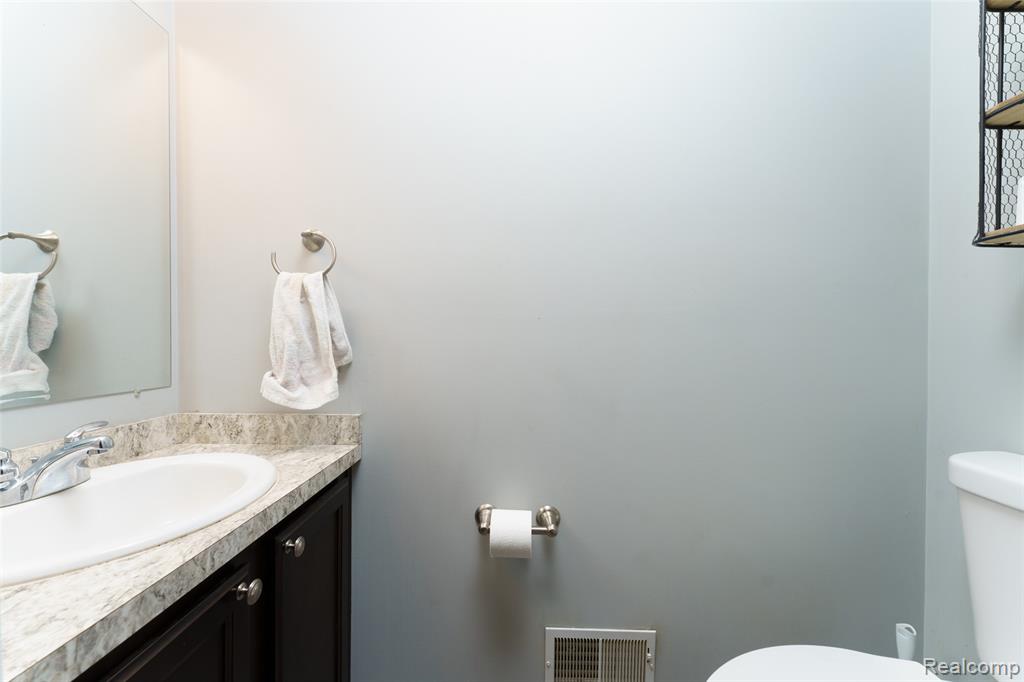 7047 Bennington Greens Drive, Owosso, MI 48867 — Photo 25