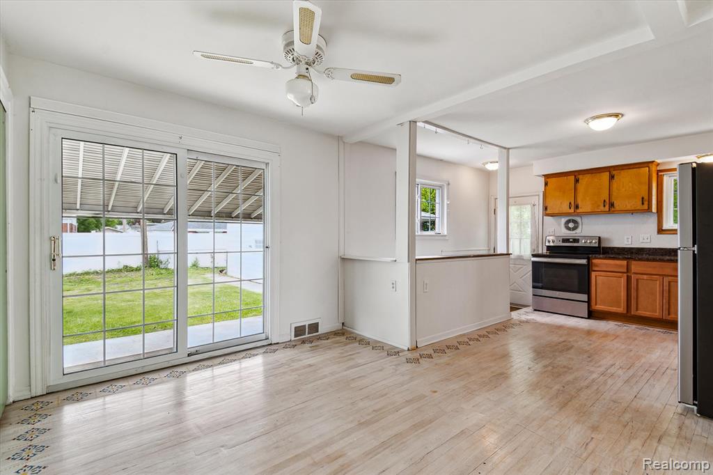 8242 MONROE Boulevard, Taylor, MI 48180 — Photo 8