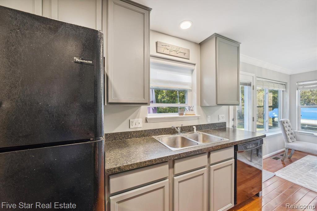 490 CLAYBURN Boulevard, Waterford, MI 48327 — Photo 18