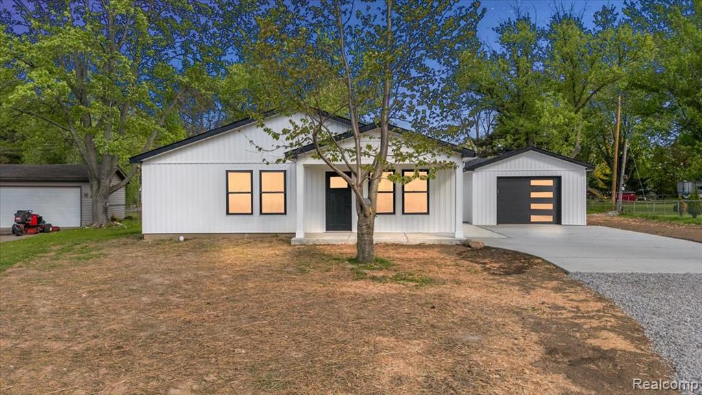 6165 Woodsdale Drive, Grand Blanc, MI 48439 — front exterior