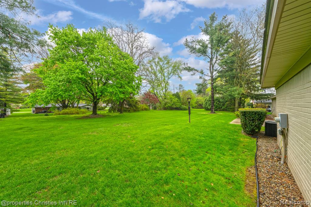 561 Yorkton Lane, Bloomfield Hills, MI 48304 — Photo 43