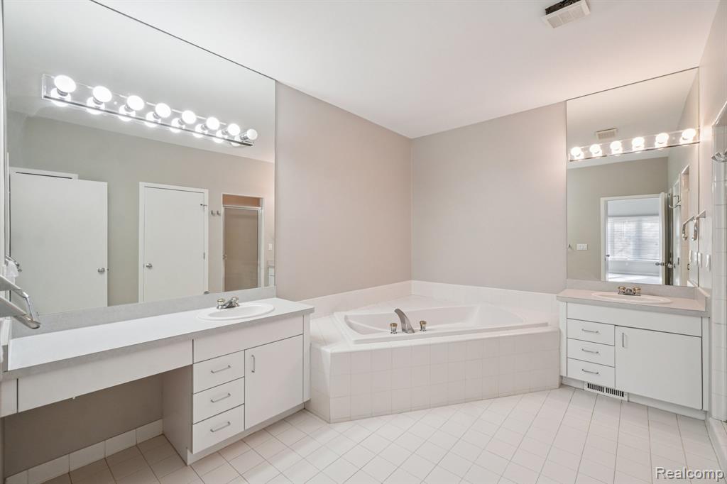 7366 Crackling Creek Circle, 1, West Bloomfield, MI — Photo 22