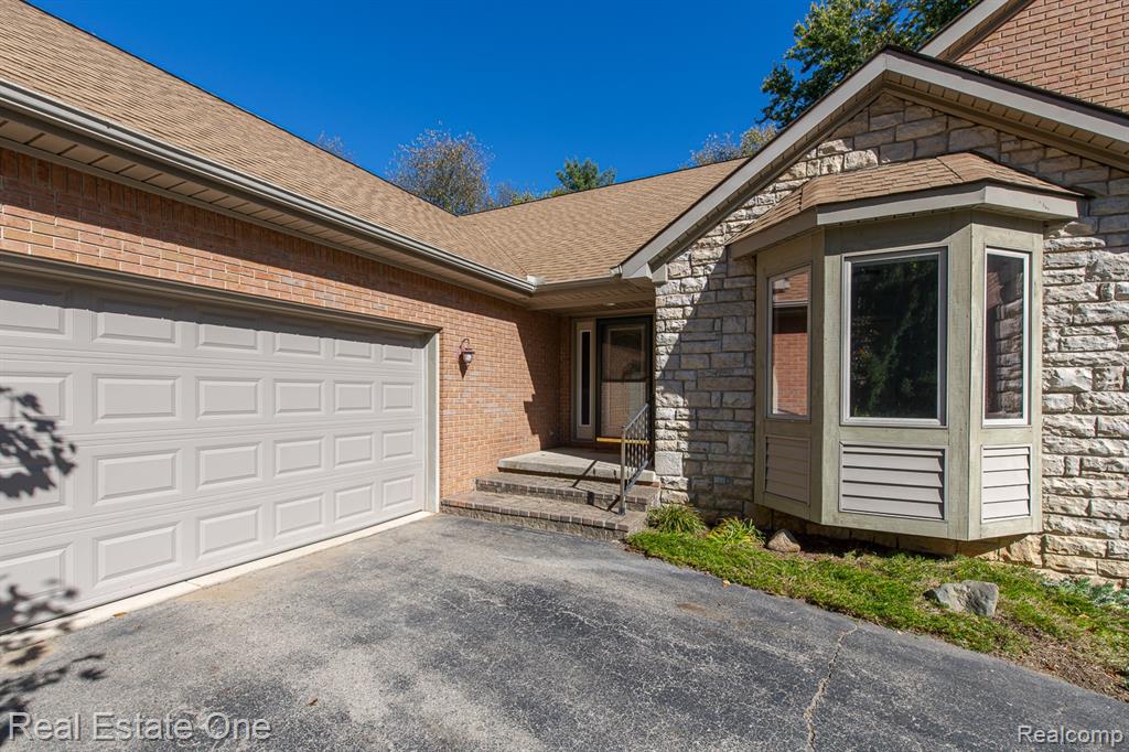 5690 White Lake Road, Clarkston, MI — Photo 3