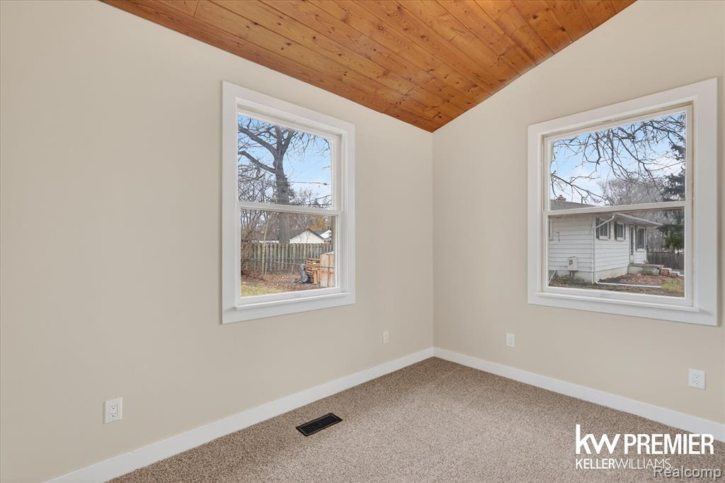 5658 Crescent Road, Waterford, MI 48327 — Photo 22