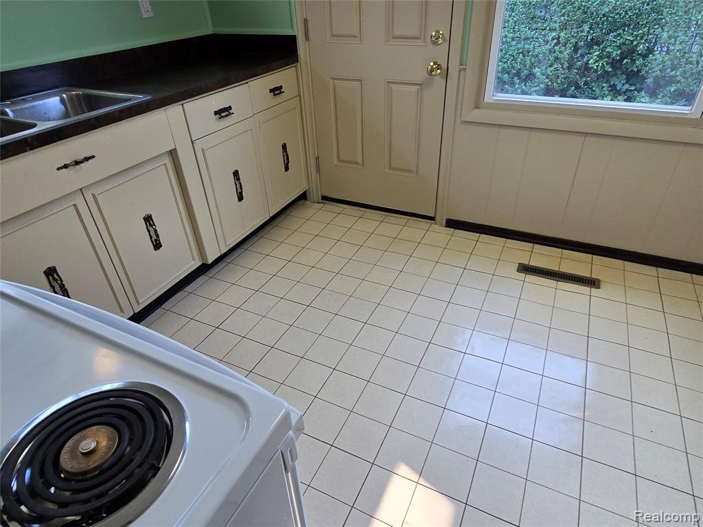 535 Lytle Place, Garden City, MI — Photo 12