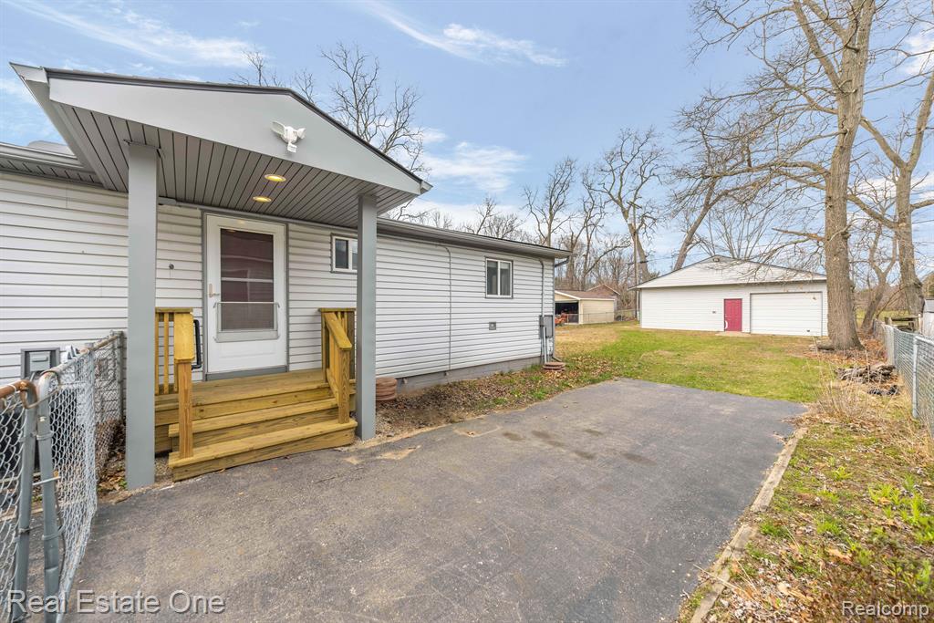 542 SNYDER Road, Highland, MI — Photo 2
