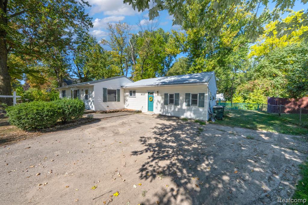 957 Miller Road N, Lake Orion, MI 48362 — Photo 40