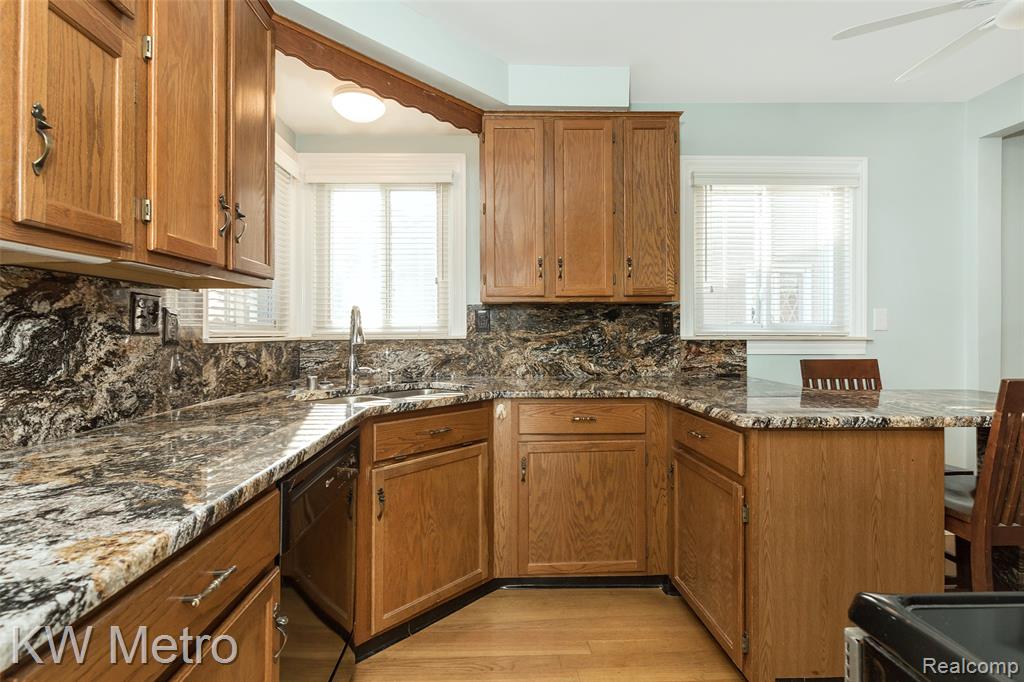 936 E Katherine Avenue, Madison Heights, MI 48071 — Photo 12