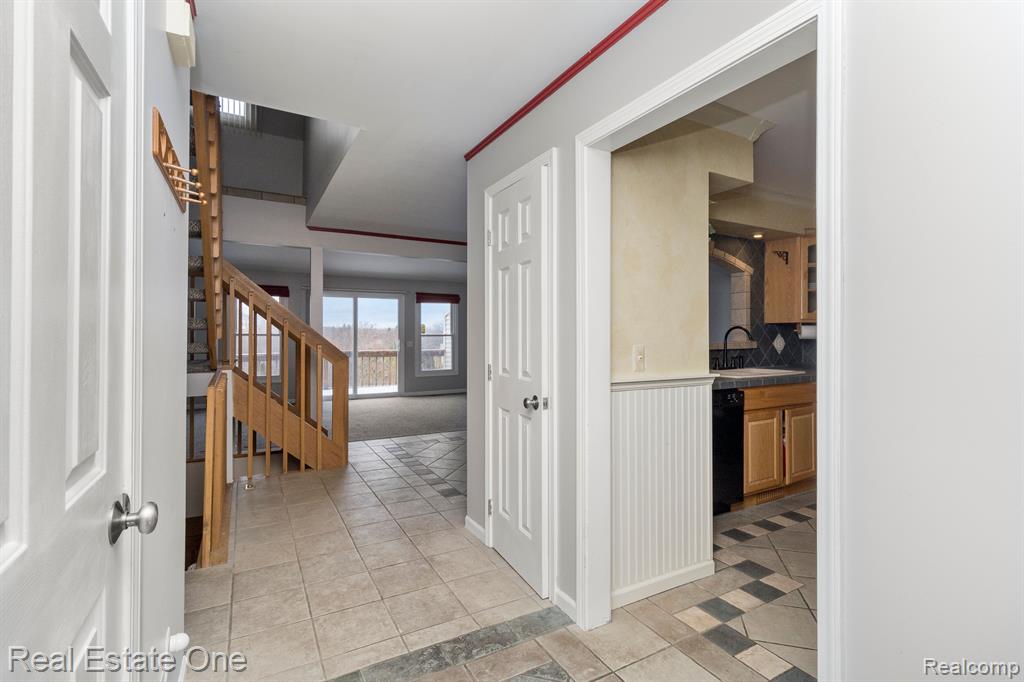 678 SUMMIT RIDGE Drive, Milford, MI 48381 — Photo 5