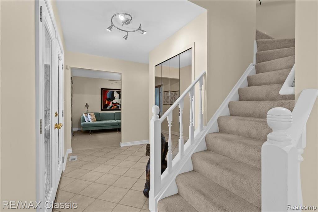 5067 Oakwood Court, Commerce Twp, MI 48382 — Photo 7