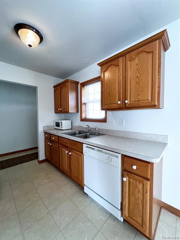 7835 E RIDGE Drive, Almont, MI 48003 — Photo 9