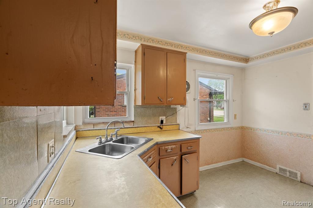 9319 MERRIMAN Road, Livonia, MI 48150 — Photo 9