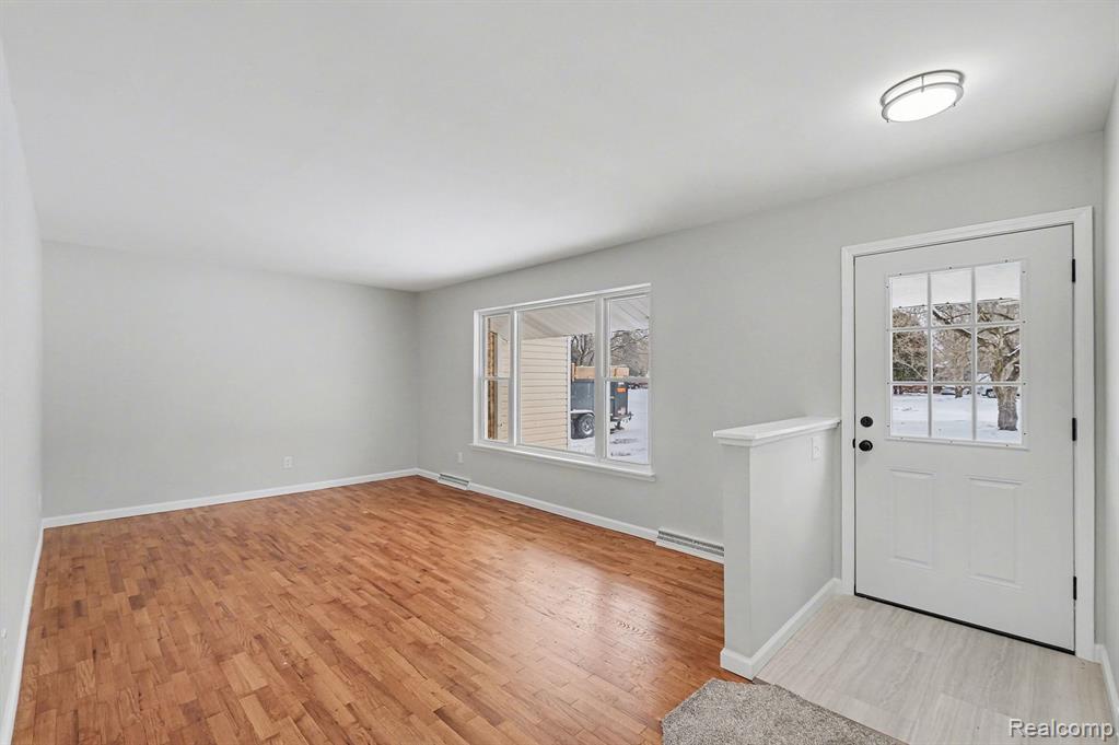 5396 Oaktree Drive, Flint, MI 48532 — Photo 2
