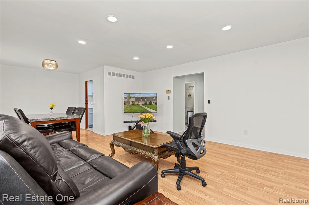 959 Kirts Boulevard, Troy, MI 48084 — Photo 11