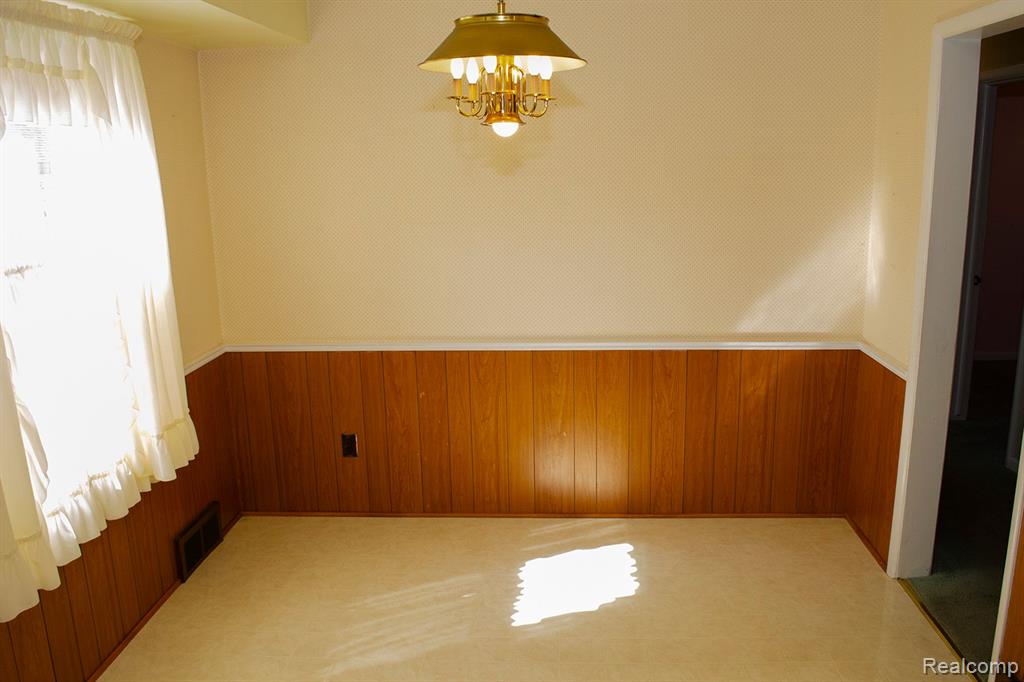 9819 WESTMORE Street, Livonia, MI 48150 — Photo 23