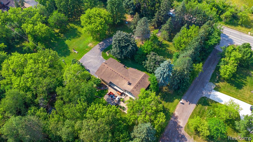 54655 PONTIAC Trail, Milford, MI 48381 — Photo 52