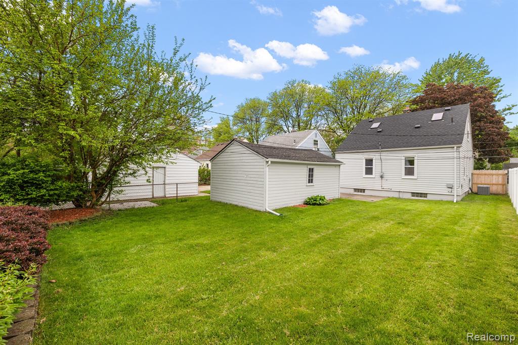 904 N DORCHESTER Avenue, Royal Oak, MI 48067 — Photo 24