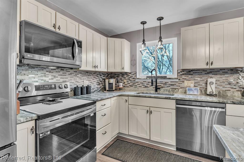 8680 WAR BONNET Drive, Commerce Twp, MI 48382 — Photo 13