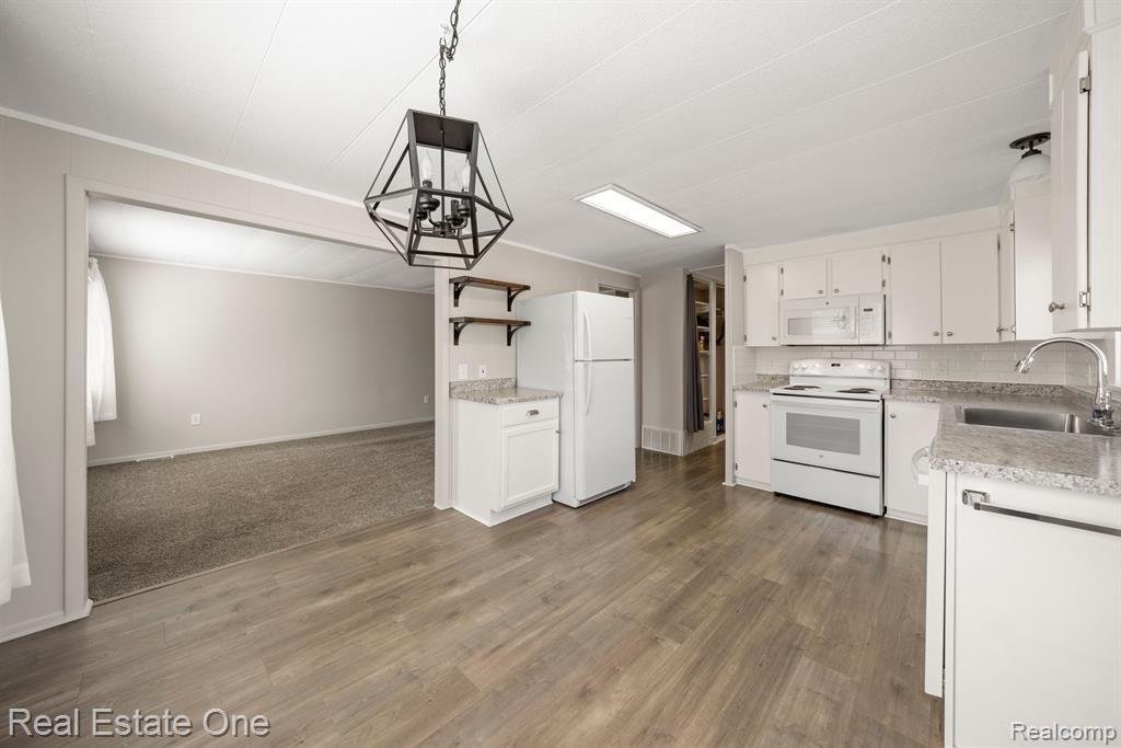 542 SNYDER Road, Highland, MI — Photo 8