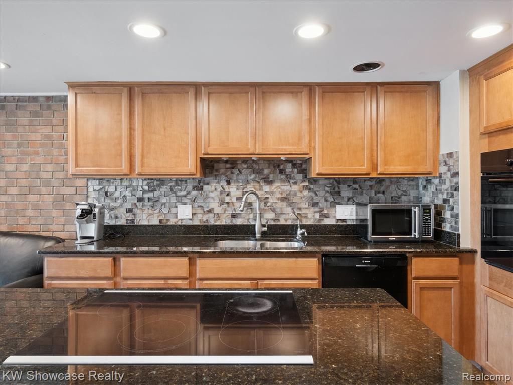 688 Wolverine Drive, Walled Lake, MI 48390 — Photo 28