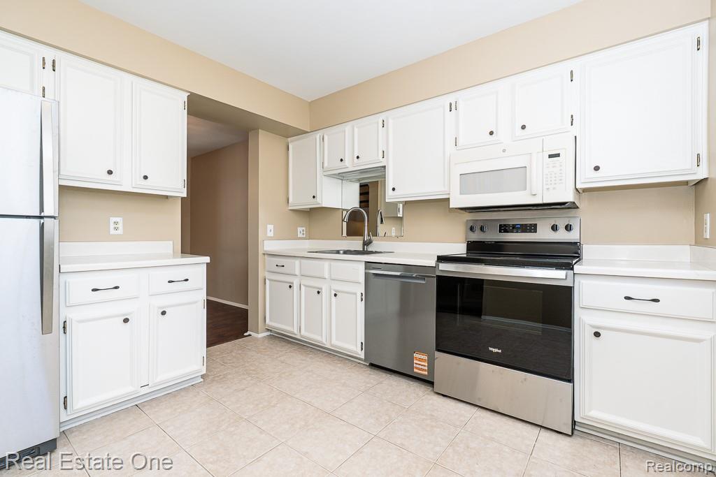 5075 Buckingham Drive, Troy, MI 48098 — Photo 11