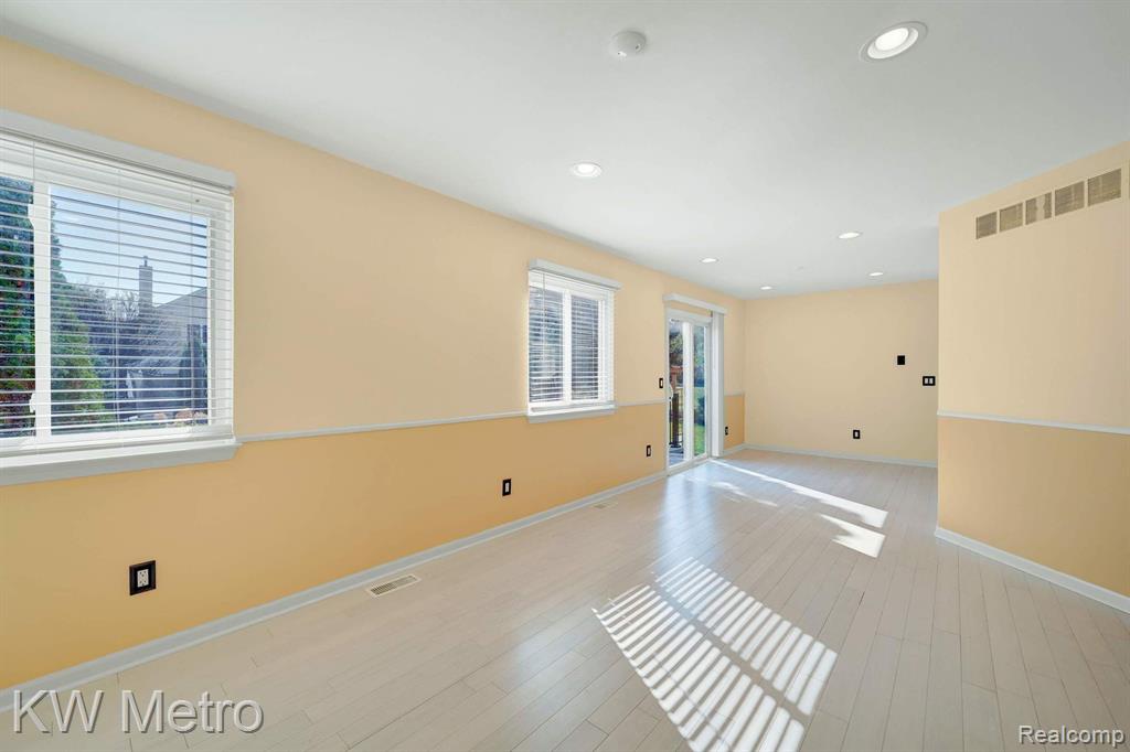 8590 BARRINGTON Drive, Ypsilanti, MI 48198 — Photo 20