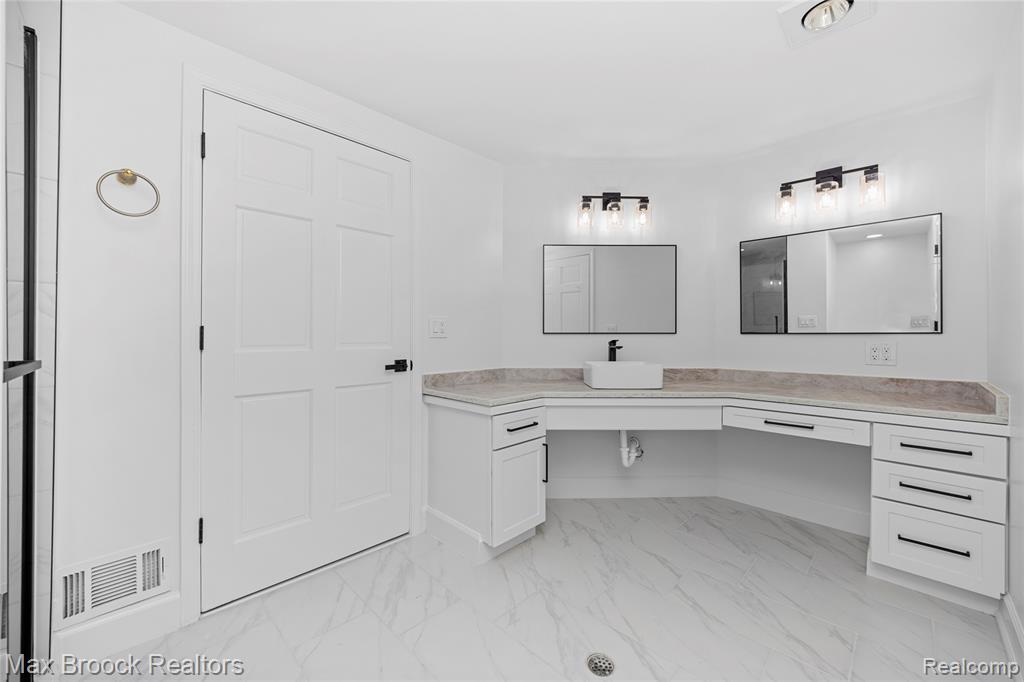 7219 Oakwood Drive, West Bloomfield, MI — Photo 50