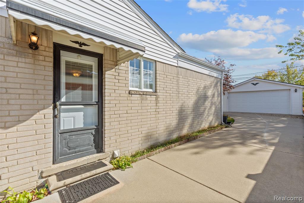922 Canterbury Drive, Madison Heights, MI 48071 — Photo 32