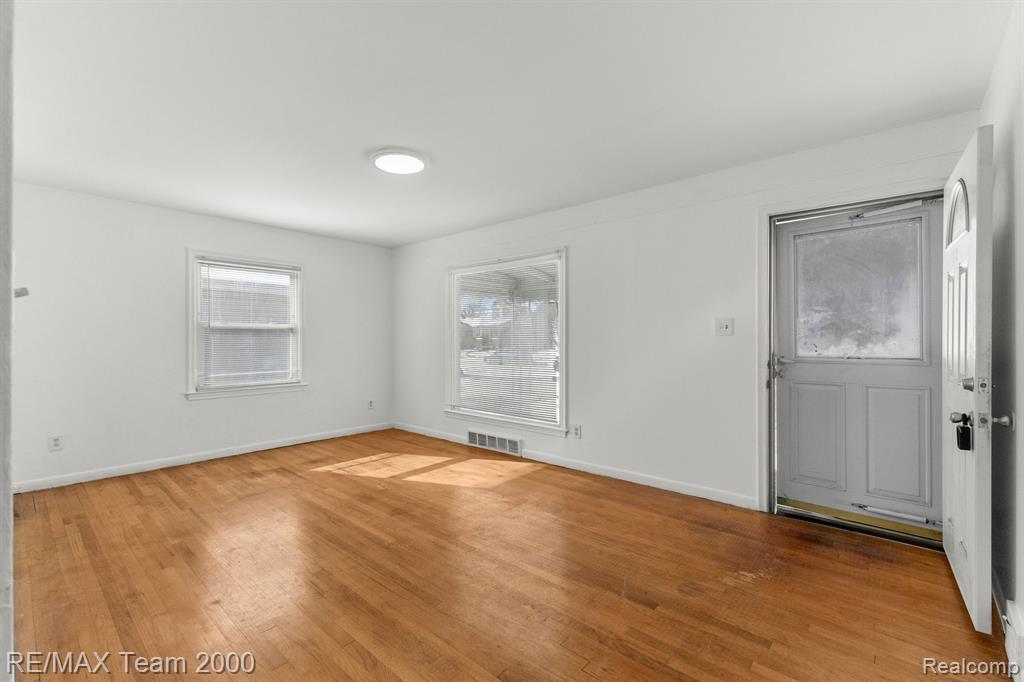 5876 KINMORE Street, Dearborn Heights, MI 48127 — Photo 8