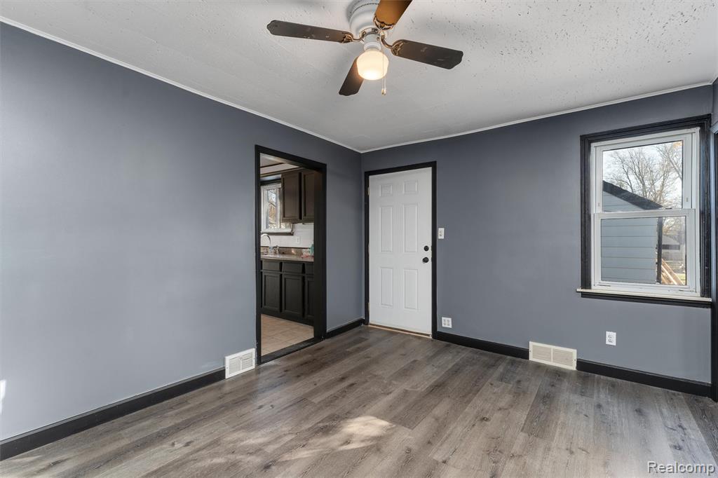 20462 Hollywood Street, Harper Woods, MI 48225 — Photo 6