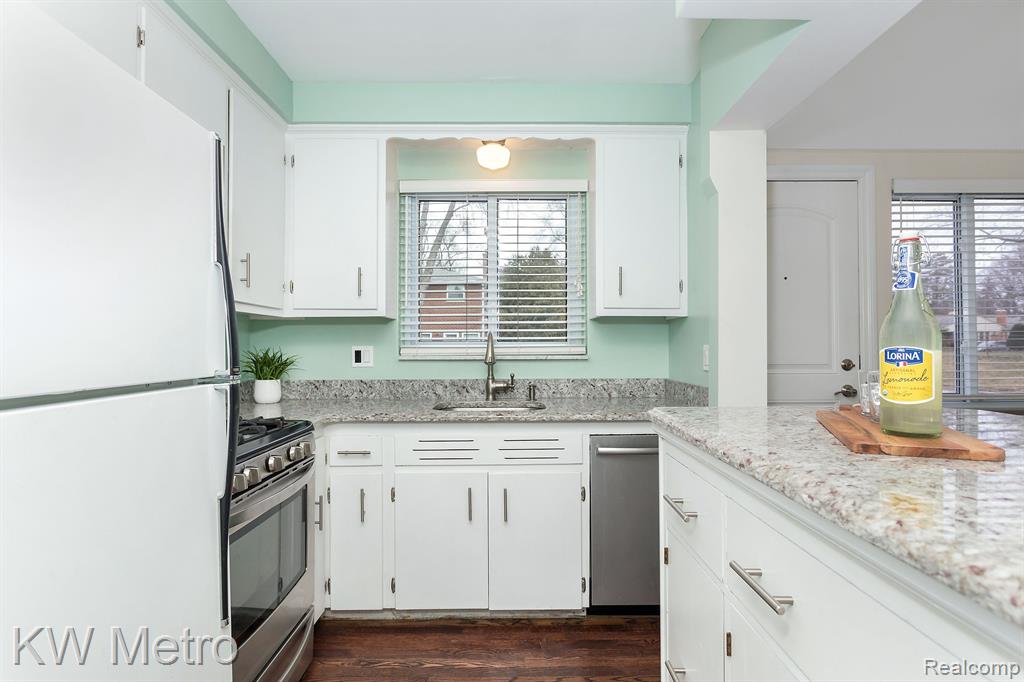 500 W HOUSTONIA Avenue, Royal Oak, MI 48073 — Photo 13