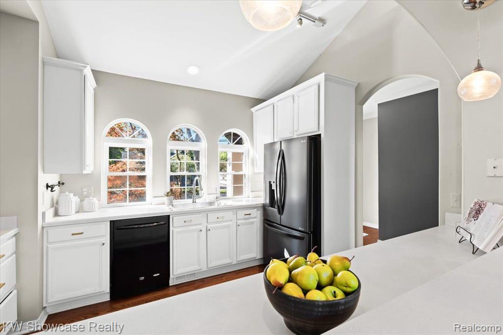 595 E COMMERCE Street, Milford, MI 48381 — Photo 5