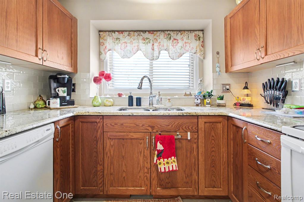 17504 Christina Drive, 193, New Boston, MI 48164 — Photo 5