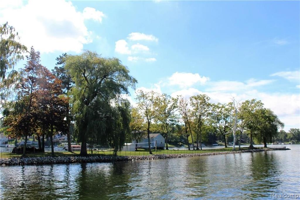 752 Preston Island, Orion, MI 48362 — Photo 21