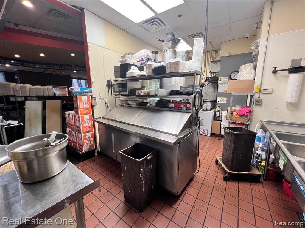33214 W 14 Mile Road, West Bloomfield, MI — Photo 10