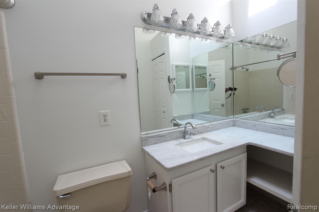 22180 Pondview, Novi, MI — Photo 24
