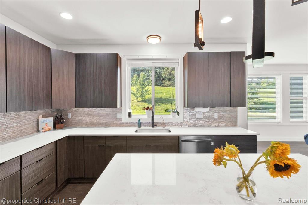 10486 Stoney Point Drive, South Lyon, MI 48178 — Photo 11